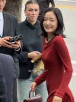 金高银一身红裙现身香奈儿大秀
