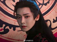 “我爱的人站在光里，于是我朝着光走”