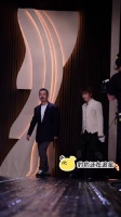 唐汉霄红毯亮相，贵气王子风