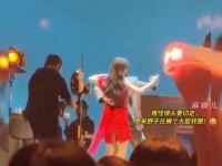 王赫野跳舞脚未出胯先出，切镜头藏不住大腚转圈