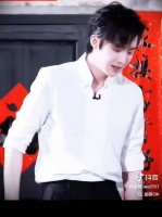 刘宇宁白衬衣黑西裤新郎穿搭，超模身材吸睛