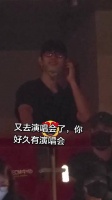 肖战今晚路透小合集 戴着眼镜的高糊兔兔，笑起来甜甜的