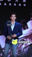 颁奖人于适，现场演示射箭 太正点了吧
