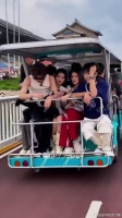黄明昊坐唐艺昕腿上全程绷直脸红，姐弟氛围感十足