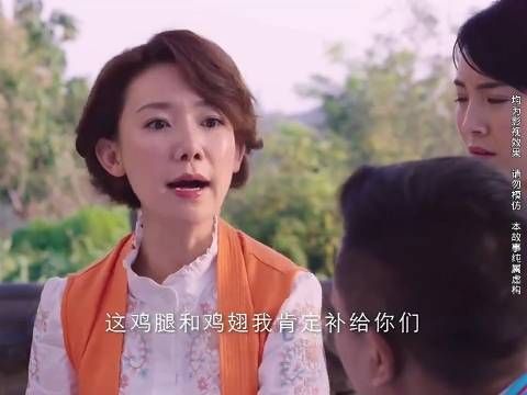 服务员端菜时偷菜吃，被老板发现后，开始报复
