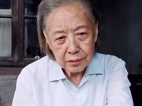 女孩与房东老太相处，不是亲人却胜似亲人