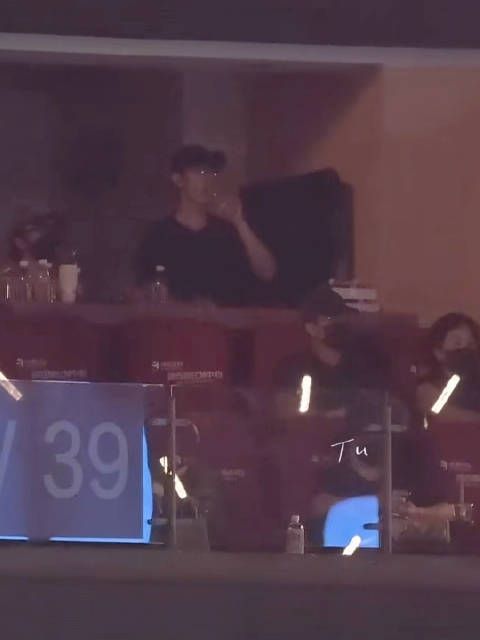 肖战现身李宇春演唱会，39号包厢喝水被拍