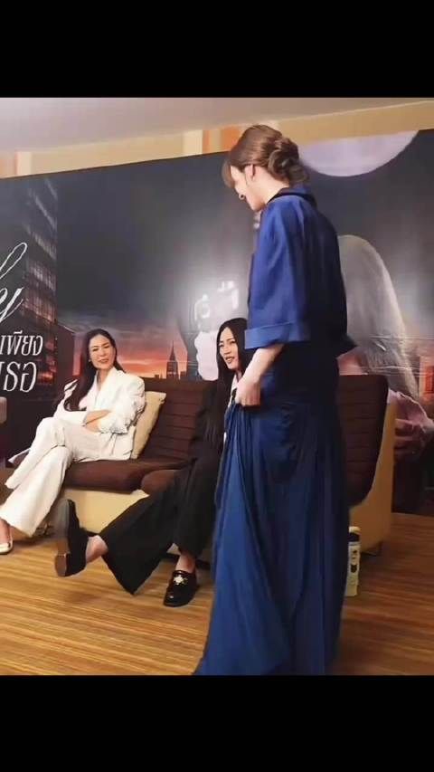 樱桃姐:我坐这有点多余，要不我走人生