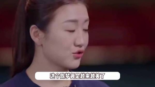 陈梦晒吃喝玩乐美照，烫卷发戴眼镜文艺范满满，气质美貌不输女明星