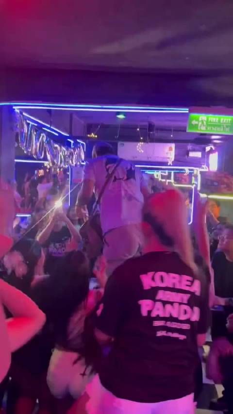 不许动，你已经被美女包围了！芭堤雅夜场最靓的仔！