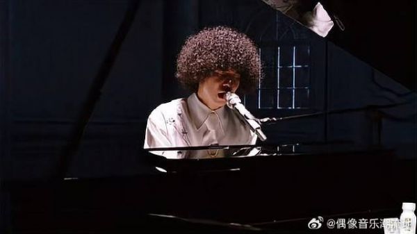 曾比特表演弹唱，看到这钢琴价格，观众差点吓晕！
