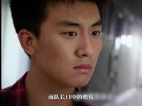 母亲无意间打翻了儿子画画的颜料，没曾想暴露了她隐藏了二十年的身份