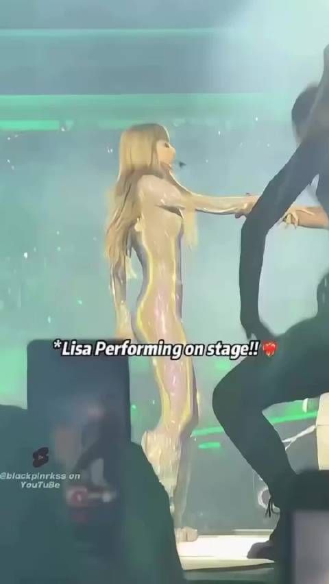 Lisa耳返脱落用三个动作救场，视频播放超千万