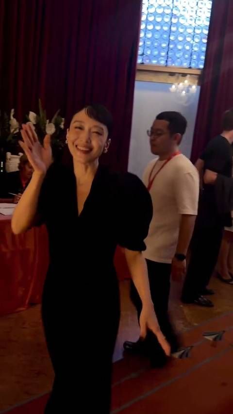 世界首映结束之后，全度妍 美美地向镜头比心