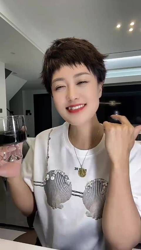 这网友像一位明星，叫不上名字了