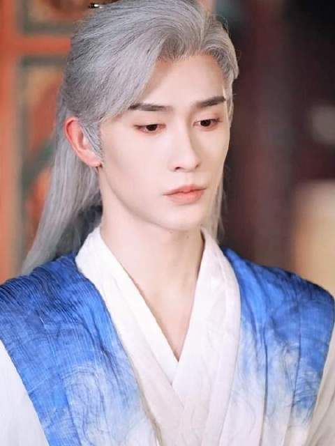 泪光盈盈，他倾尽所有，爱她远甚于己身