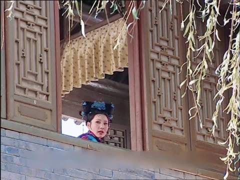 两大美女出场你更喜欢哪个？芙蓉出水！