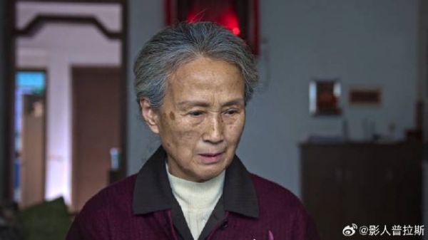 杨健逃命前看望老妈 下秒一举动老妈秒懂，反应心酸了