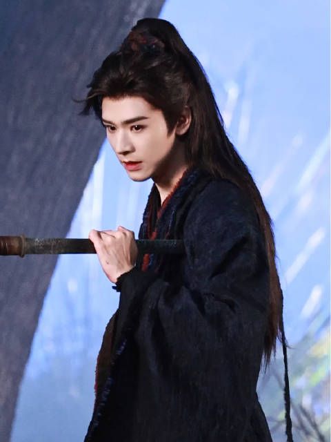 龚俊新剧凤舞九天剧情，小凤儿自己推进剑吐血