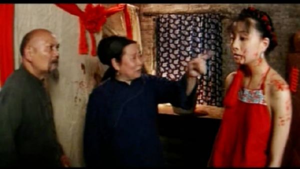 可怜的女孩是老太婆的养女，而老太婆有一个得了肺痨的儿子…