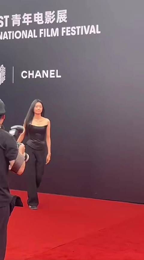 第一次见女明星走红毯穿德训鞋，这松弛感太绝了！