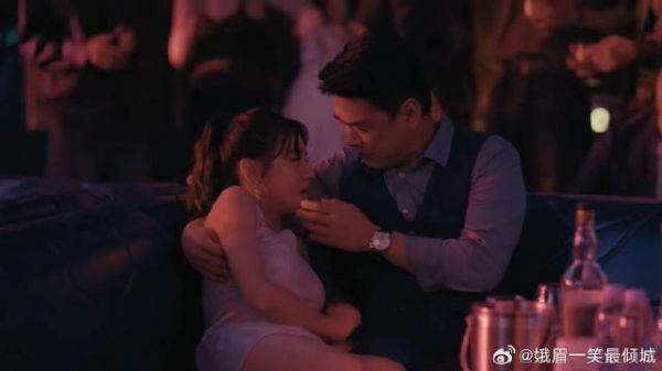 女销售敬酒，夜场氛围下老板任醉意放肆，抱过来就要啃