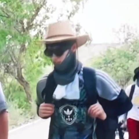 导演的话说了一半朱志鑫应该已经在想自己裤子出了什么问题…