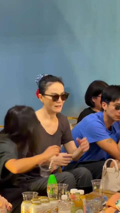 王菲看女儿窦靖童演出兴奋，57岁无颈纹皮肤白皙