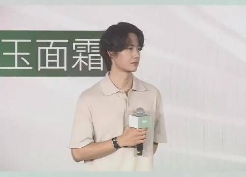 啊啊这段太好笑啦！强如王一博，被主持人当面夸下颚线清晰也是绷不住笑了