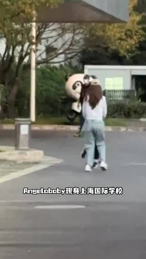 Angelababy低调现身上海国际学校，参加小海绵新生家长会