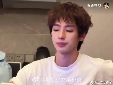 颜安真的心思细腻，能够共情到郭晓东的那份挣扎与不安