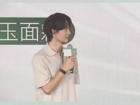 王一博下颌线被主持人狂夸：比我人生规划还清晰！