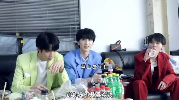 文严文互撩修罗场,马哥吃瓜笑到劈叉| 文严文|时代少年团