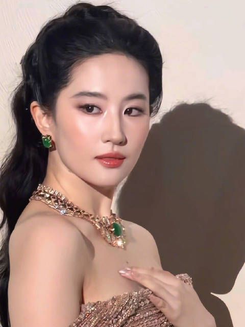 刘亦菲的美貌无需多言 聚光灯下的刘亦菲，顶级星光的具现化