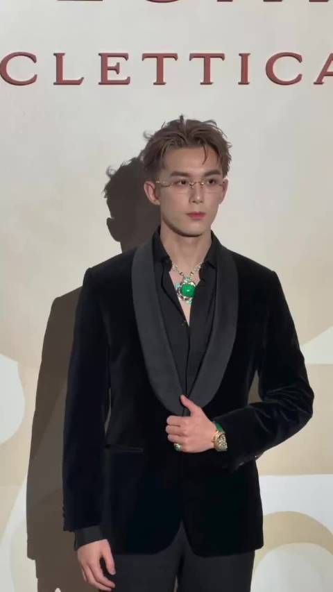 吴磊亮相宝格丽上海高珠展！ 完全贵公子！