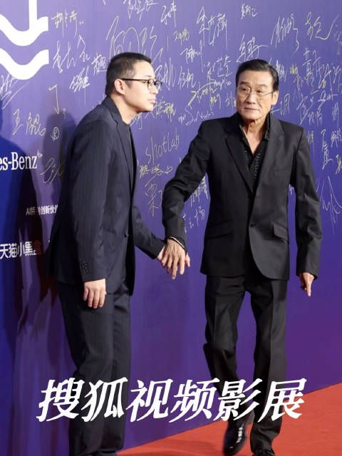和梁家辉一起手拉手亮相红毯现场，好有爱的画面哈哈哈