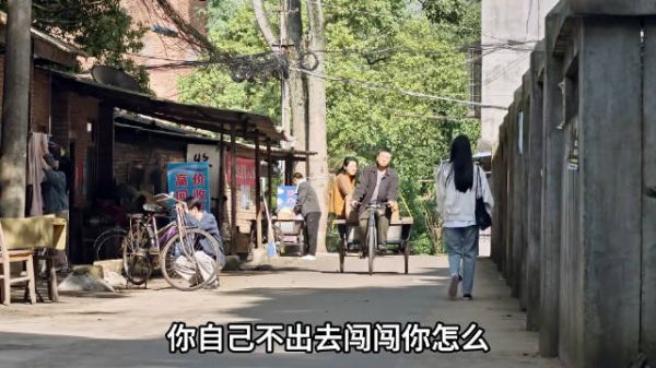 那个年代摆地摊真的很赚钱，也没有买房的压力，想到哪搬家就行，现在不行了