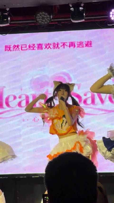你萌就没人夸夸我的衣服吗 其实还行 我说正面 侧面看像烂了 我错了好吗