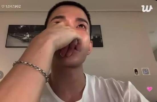 今晚剃了寸头直播的DK 边哭着边说对不起没想哭的，就是来跟克拉说声会好好回来的…