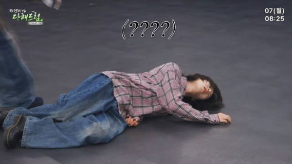 黄仁俊做效果引爆笑，年轻真好说睡就睡