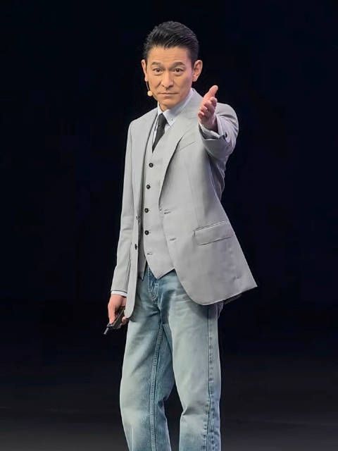 65岁现身发布会，引爆全场！