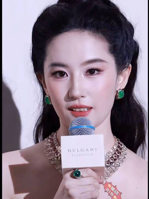 刘亦菲宝格丽晚宴怼脸生视频，放大看也完美神颜