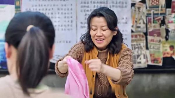 摆摊大姐看准城里机遇，决心进城闯荡《生逢其时》