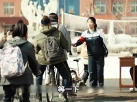 男孩的人生处处充满了偏见与针对，女孩的出现成为了他活下去的一束光