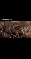 那一笑，是笑自己的，太可笑了，竟然会去怜悯敌人的孩子