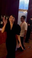 世界首映结束之后，全度妍 美美地向镜头比心
