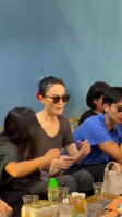 王菲看女儿窦靖童演出兴奋，57岁无颈纹皮肤白皙