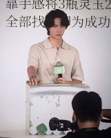 王一博线下活动鹰眼在扫视太冷静了