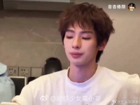 颜安真的心思细腻，能够共情到郭晓东的那份挣扎与不安