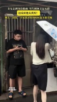 美女走到身边躲雨，男生瞬间手足无措，这反应也太真实！